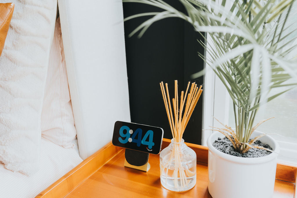MagSafe Stand - Black on Brass